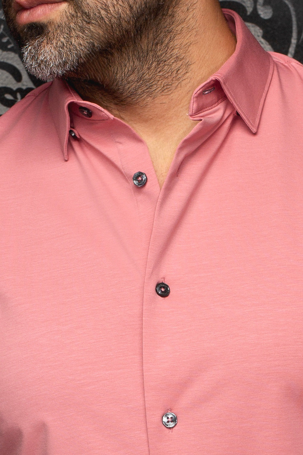 Chemise rose avec les boutons foncés, la patte et le col pointu pour homme par Au Noir, en gros plan