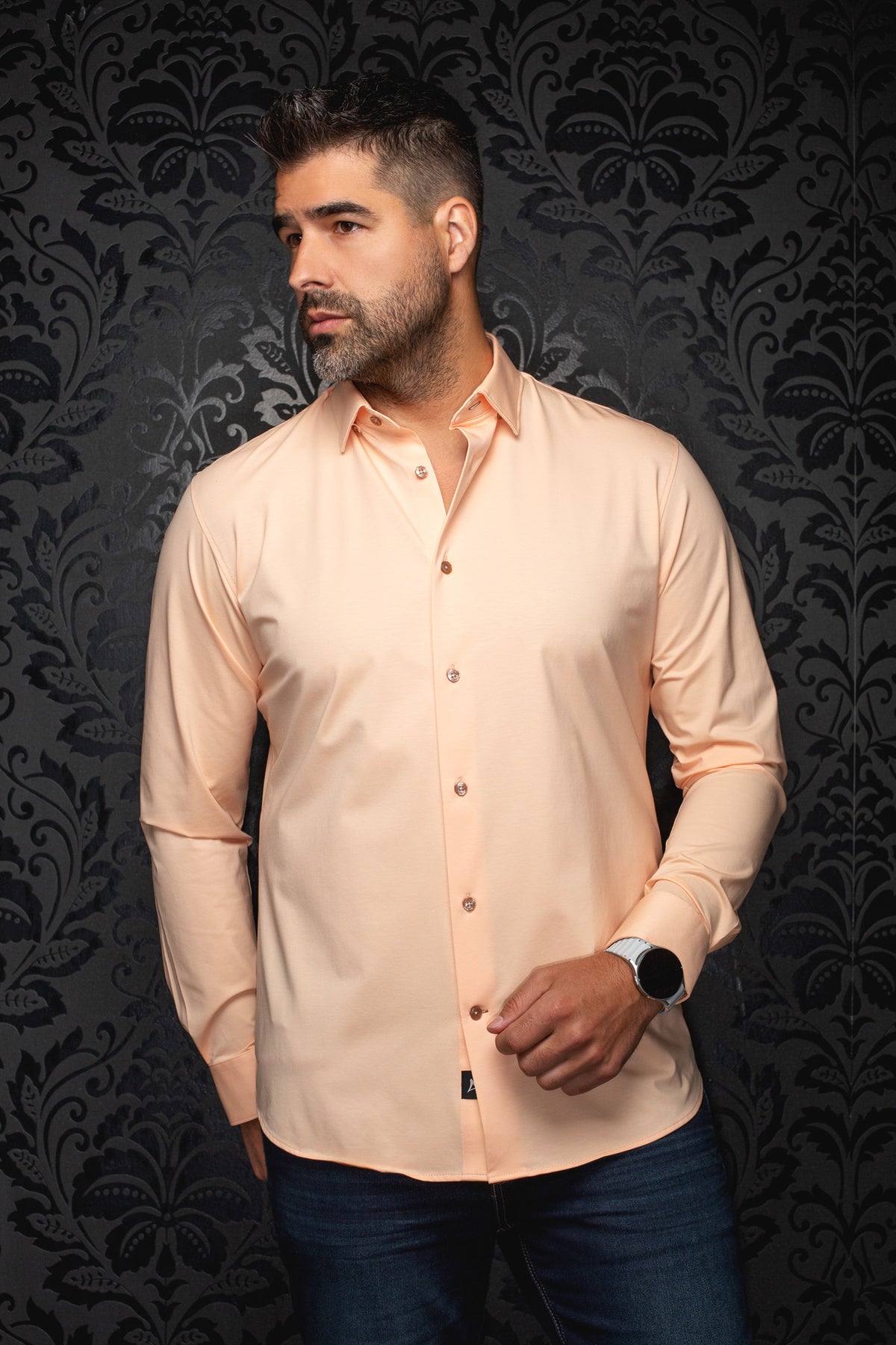 Vue de face d’une chemise pêche à manches longues, boutons lustrés sur mannequin et col pointu pour homme par Au Noir