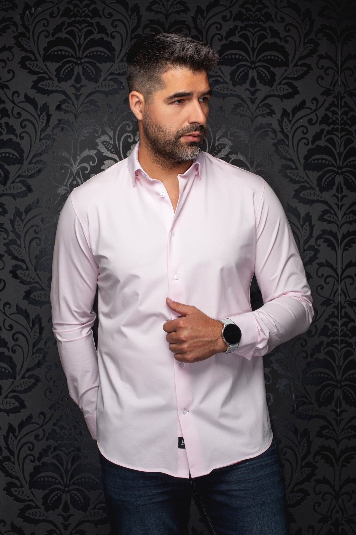Chemise boutonnée rose pâle à manches longues avec boutons blancs et ourlet courbé pour homme par Au Noir, vue de face