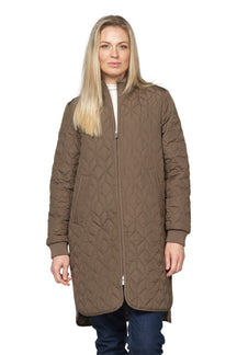 Manteau long matelassé taupe avec col côtelé, glissière et poches obliques pour femme par Ilse Jacobsen, vue avant