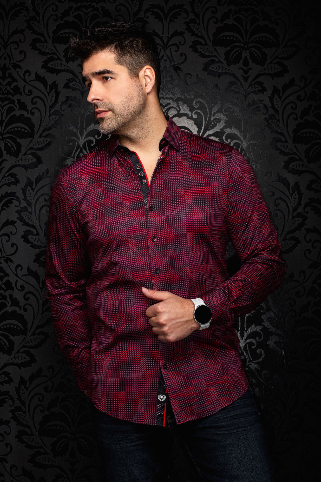 Sur mannequin de face, la chemise rouge et noire à micro-carreaux avec patte contrastante noire pour homme par Au Noir