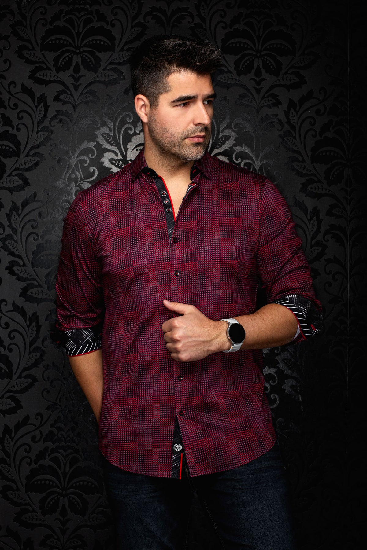 Chemise rouge et noire à micro-carreaux avec poignets contrastants roulés pour homme par Au Noir, vue avant en angle