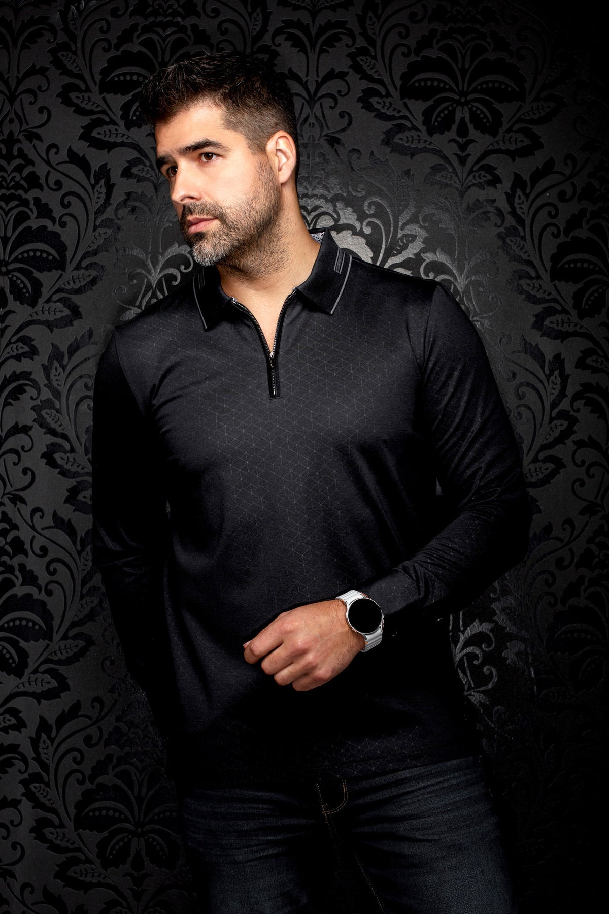 Polo noir à manches longues vu de face, fermeture éclair courte et col rayé gris pour homme par Au Noir
