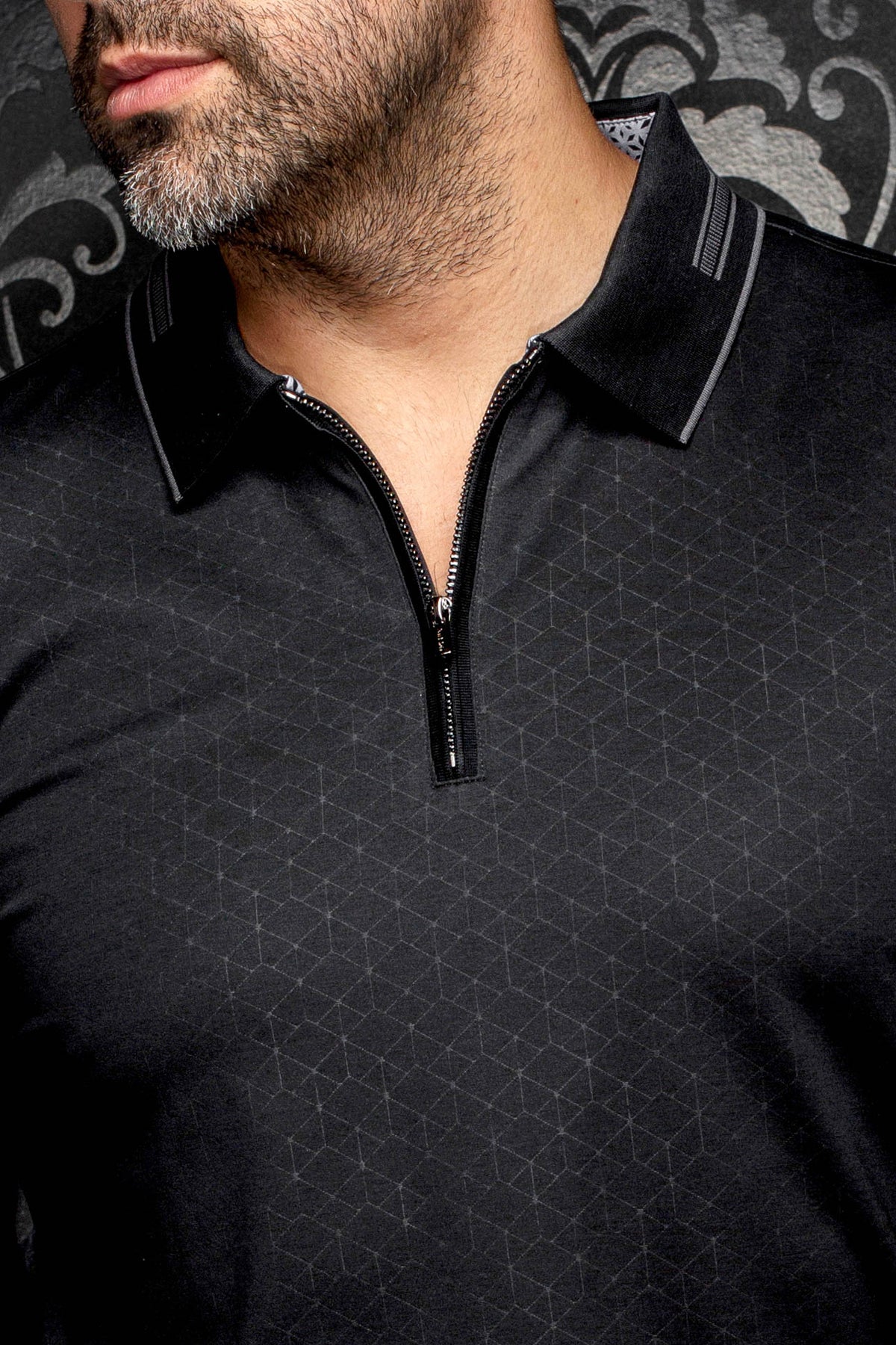 Gros plan du polo manches longues noir à glissière, motif ton sur ton et col à garniture grise pour homme par Au Noir