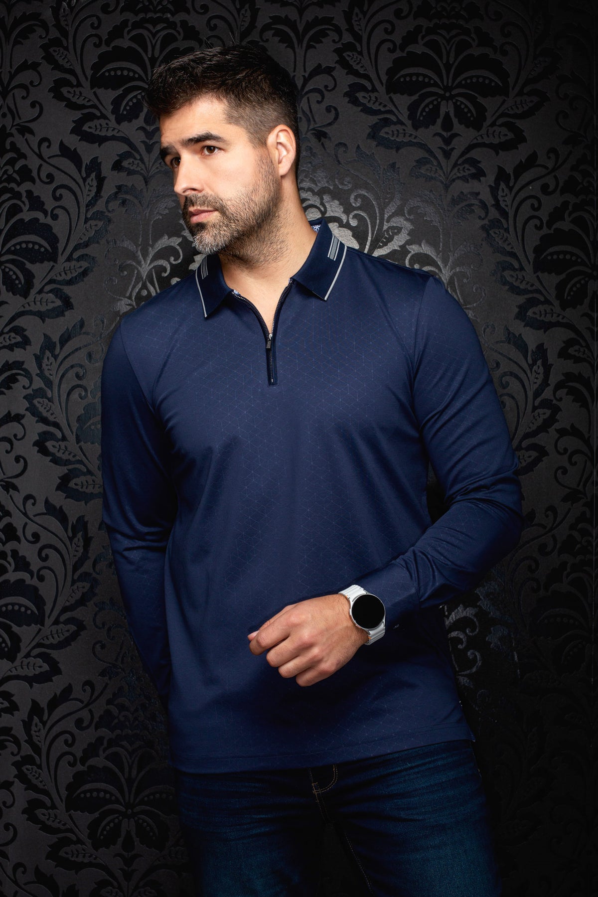Vue de face du polo manches longues à fermeture éclair ¼ zippé bleu marine, col rayé pour homme par Au Noir