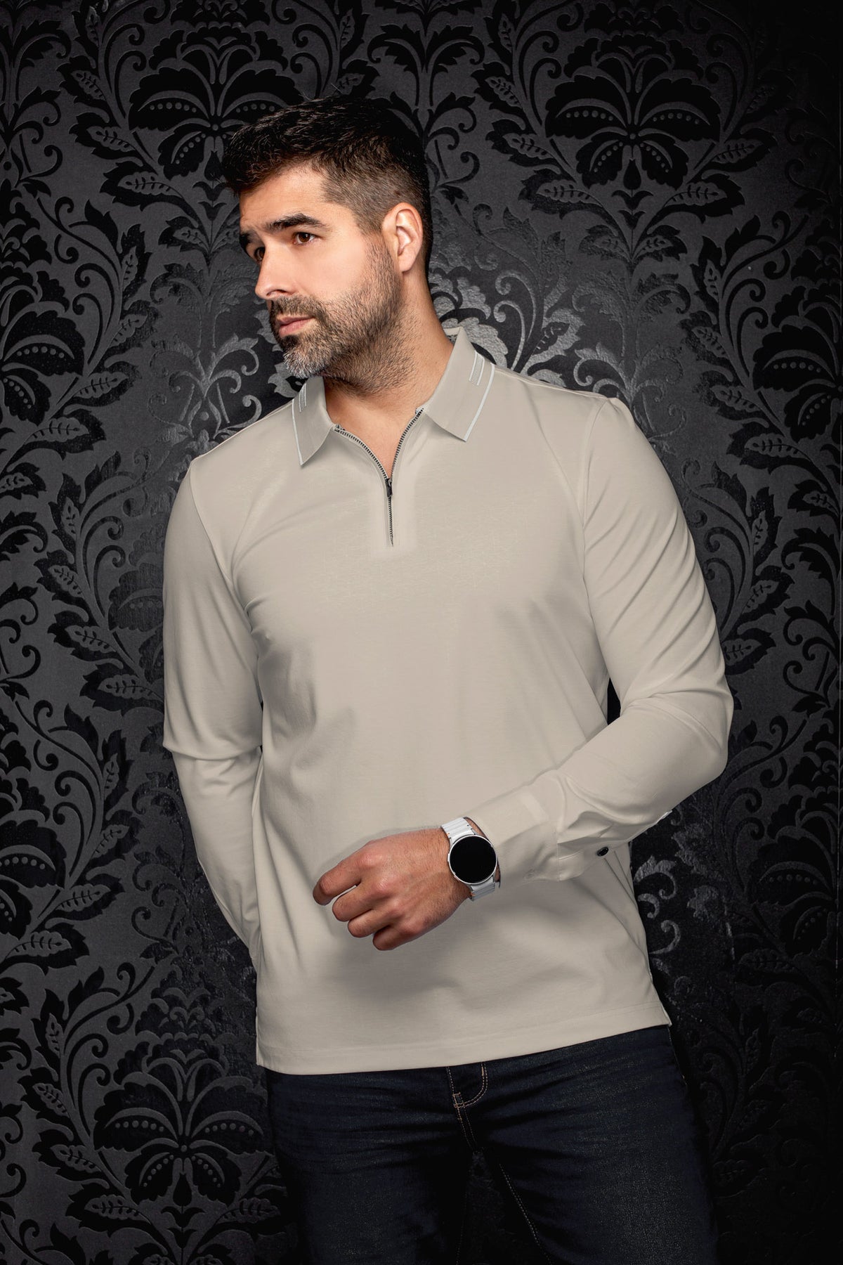 Polo manches longues demi-zippé beige avec col rayé et demi-glissière pour homme par Au Noir, vue de face sur mannequin