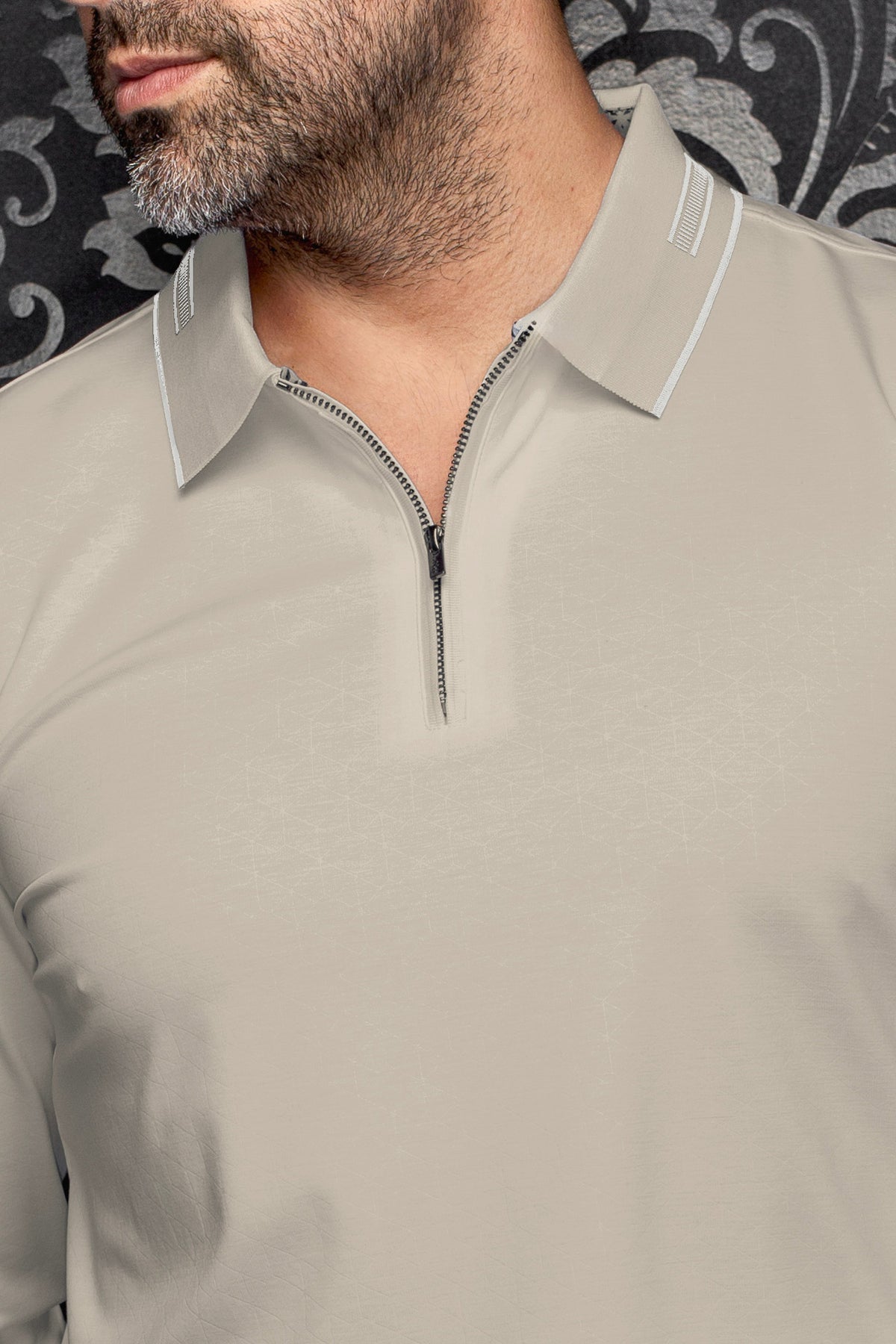 Col d’un polo manches longues demi-zippé beige avec demi-glissière et garniture blanche pour homme par Au Noir, en gros plan