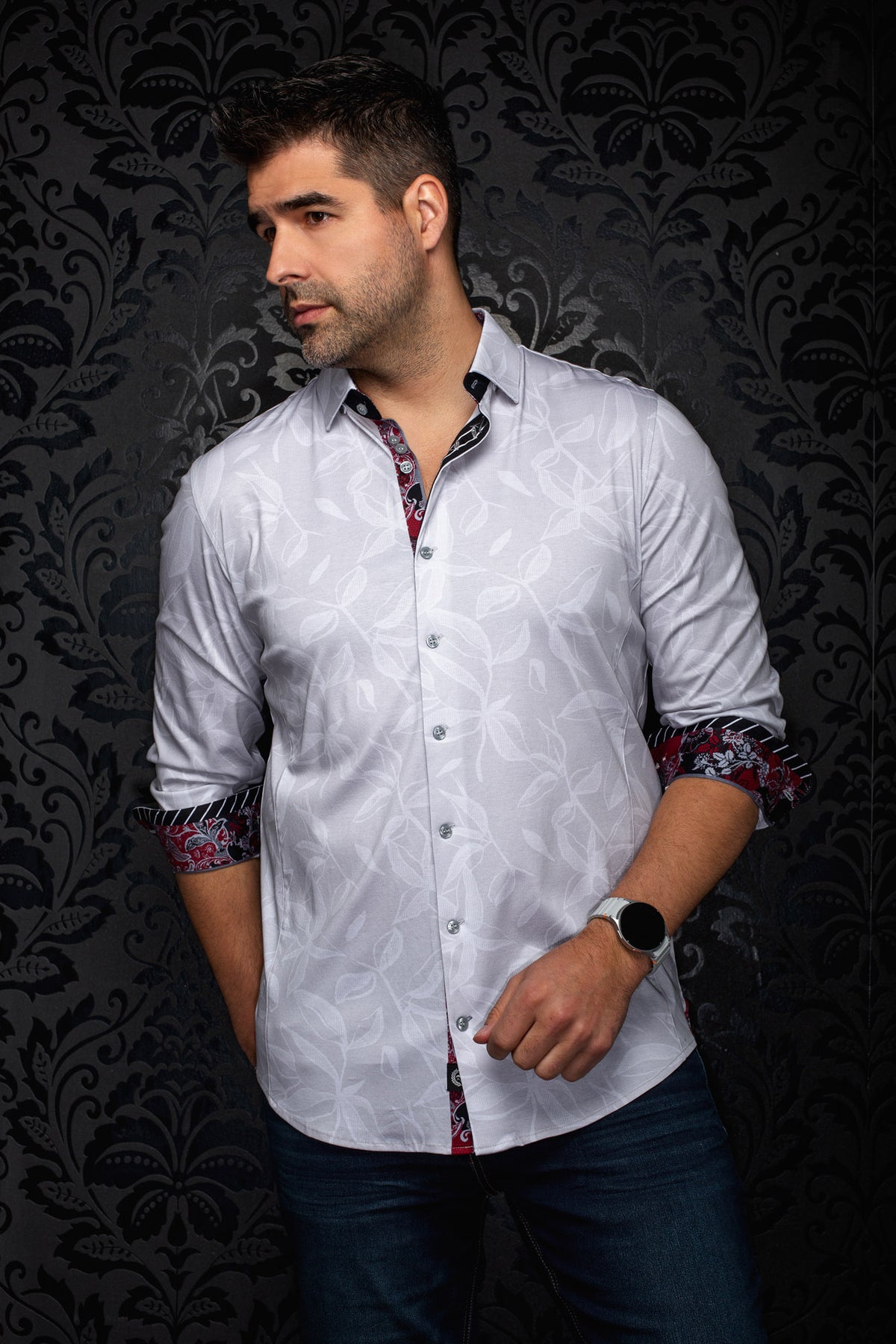 Vue de cote, chemise blanche à manches longues avec motif de feuilles ton sur ton pour homme par Au Noir