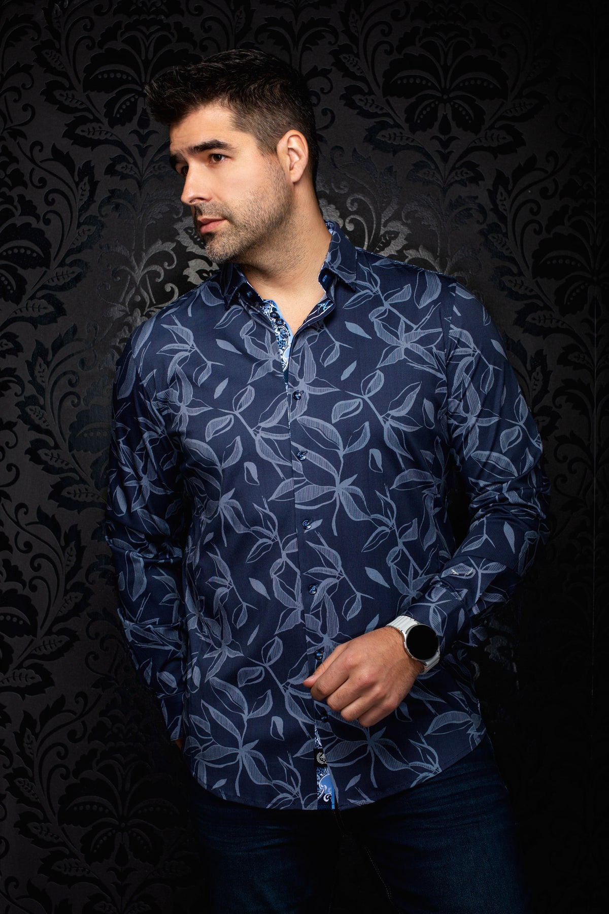 Chemise bleu marine à feuilles bleu pâle et garniture contrastante pour homme par Au Noir, vue en angle