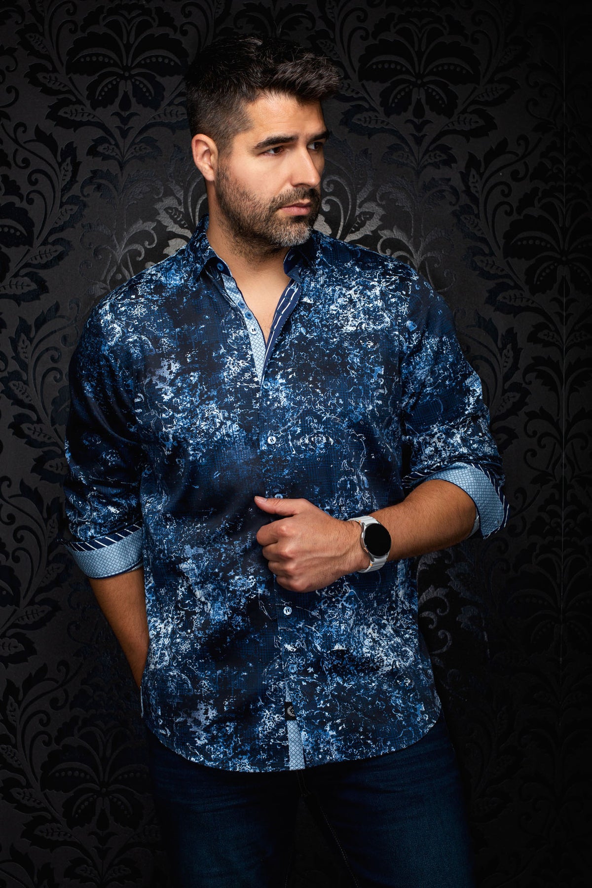 Chemise boutonnée bleu marine à imprimé abstrait et poignets bleu pâle pour homme par Au Noir, vue de face