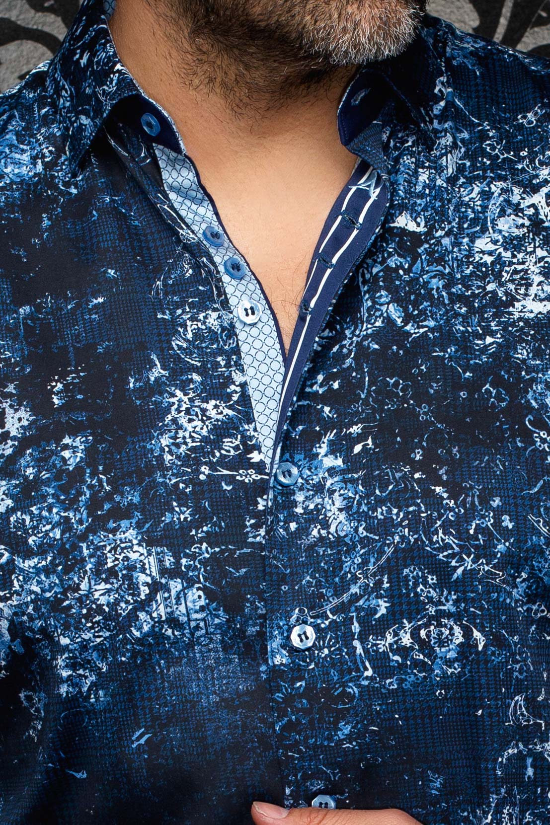 Col d’une chemise bleu marine imprimée avec boutons et patte bleu pâle pour homme par Au Noir, en gros plan