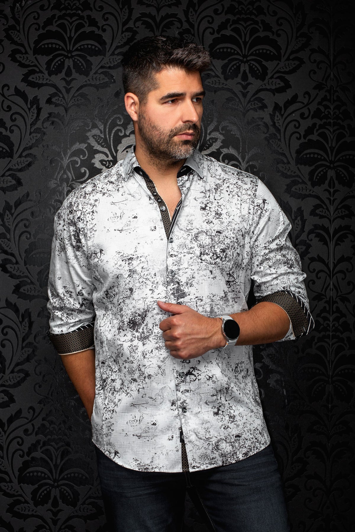 Chemise blanche boutonnée à imprimé abstrait noir et poignets contrastants roulés pour homme par Au Noir, vue de face