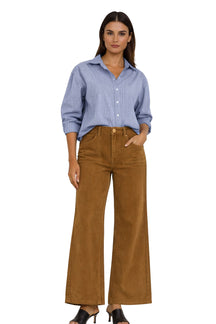 Vue de face d’un pantalon brun taille haute à jambe large avec poches plaquées et bouton pour femme par Carreli Jeans