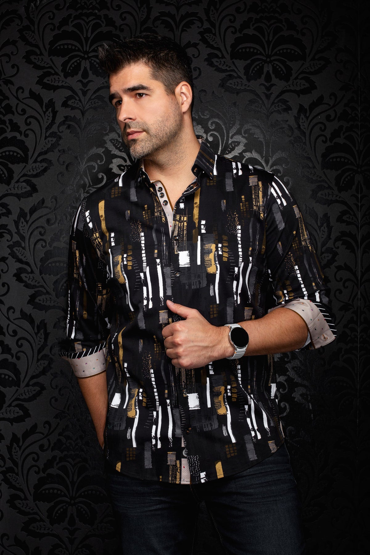 Vue de face, chemise noire boutonnée à imprimé abstrait blanc, gris et doré, poignets contrastants pour homme par Au Noir