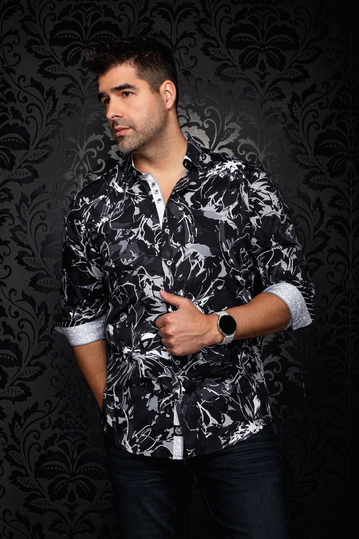 Sur mannequin de face, la chemise boutonnée noire, grise et blanche à revers contrastants pour homme par Au Noir
