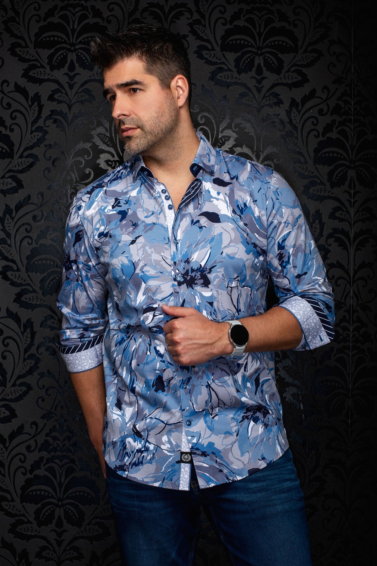 Chemise bleue pâle fleurie à poignets contrastants roulés pour homme par Au Noir, vue avant sur mannequin