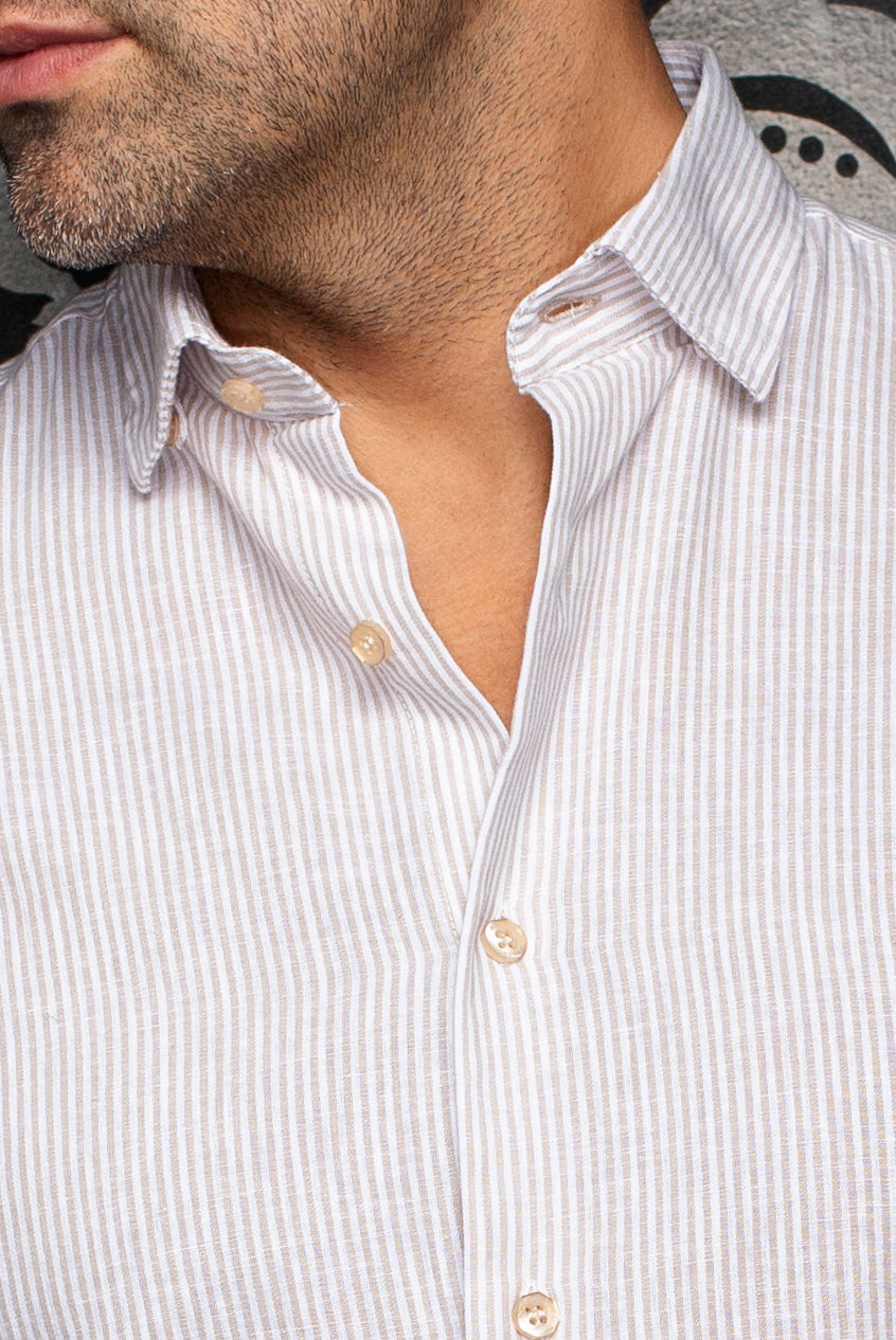 Chemise manches longues en lin pour homme par Au Noir | BERNAL Beige | Boutique Vvög, inventaire complet de la marque Au Noir