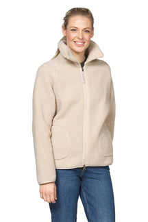 Veste zippée en molleton bouclé crème sur mannequin, col montant, vue de face pour femme par Ilse Jacobsen