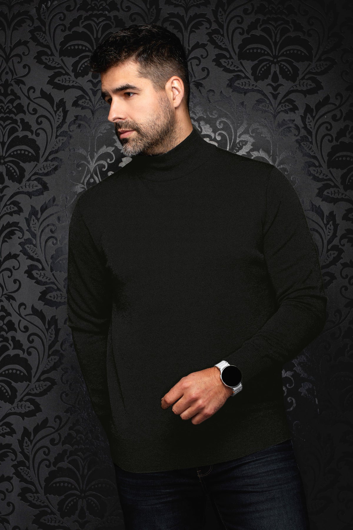 Sur mannequin de face, le chandail en laine mérinos en tricot noir à col montant pour homme par Au Noir