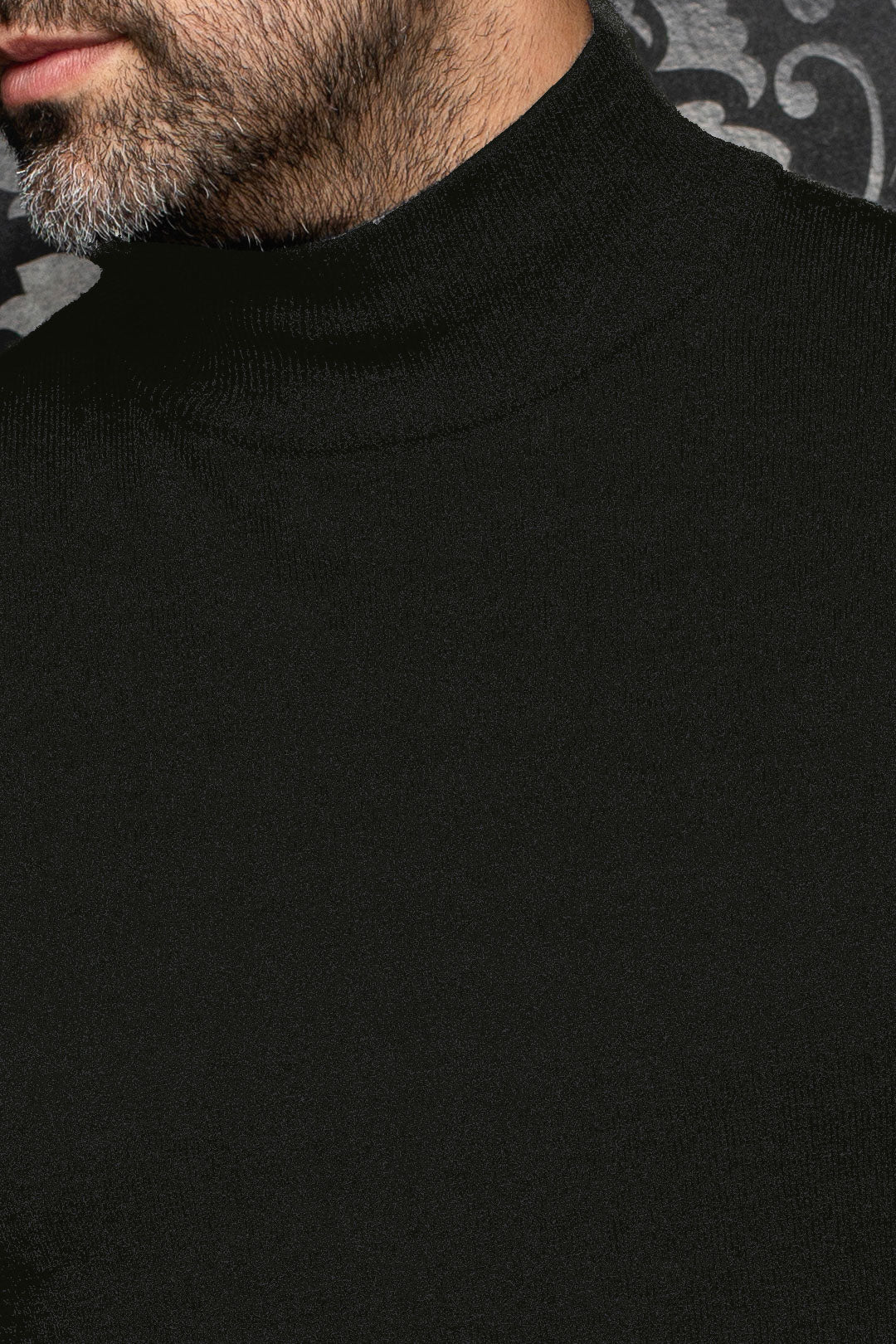 Gros plan du chandail en laine mérinos en tricot noir à col montant, texture fine au col pour homme par Au Noir