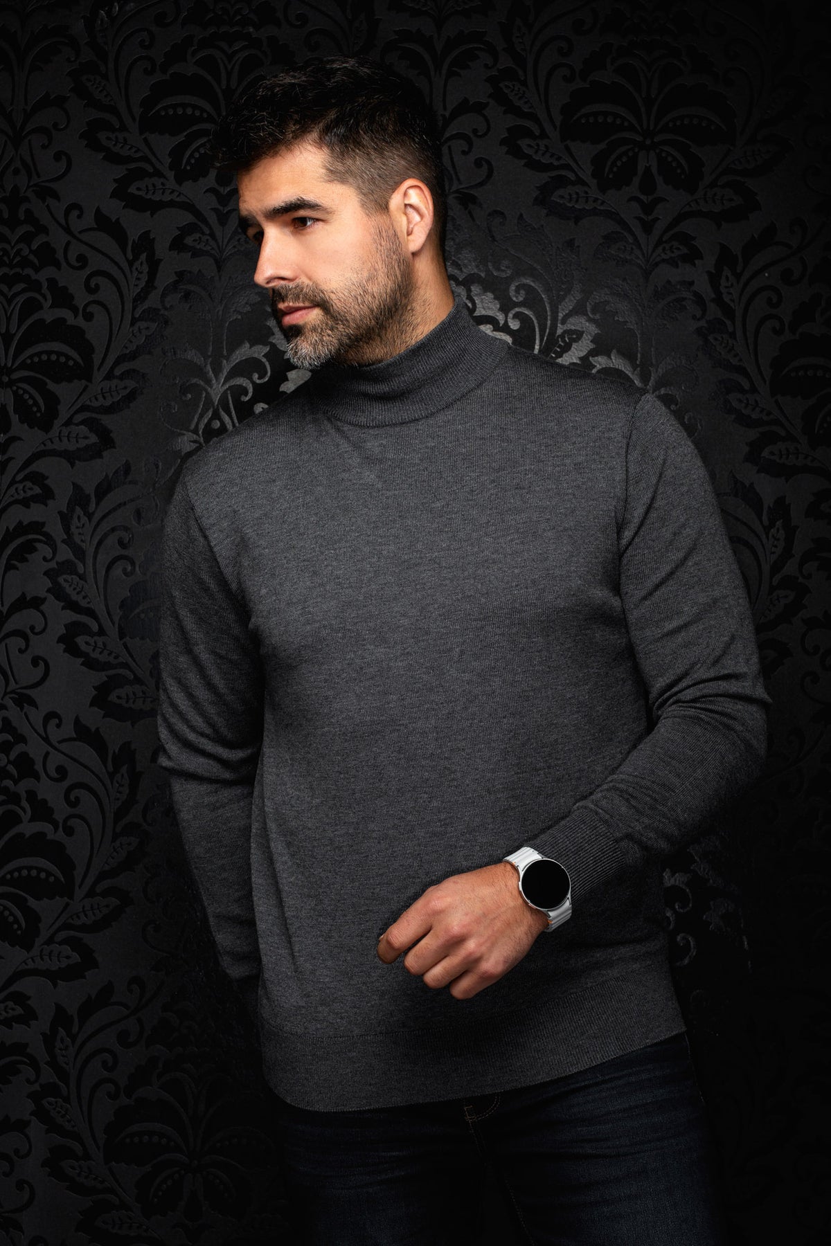 Vue de face, chandail en laine mérinos à col roulé gris charbon porté par un modèle, manches longues pour homme par Au Noir