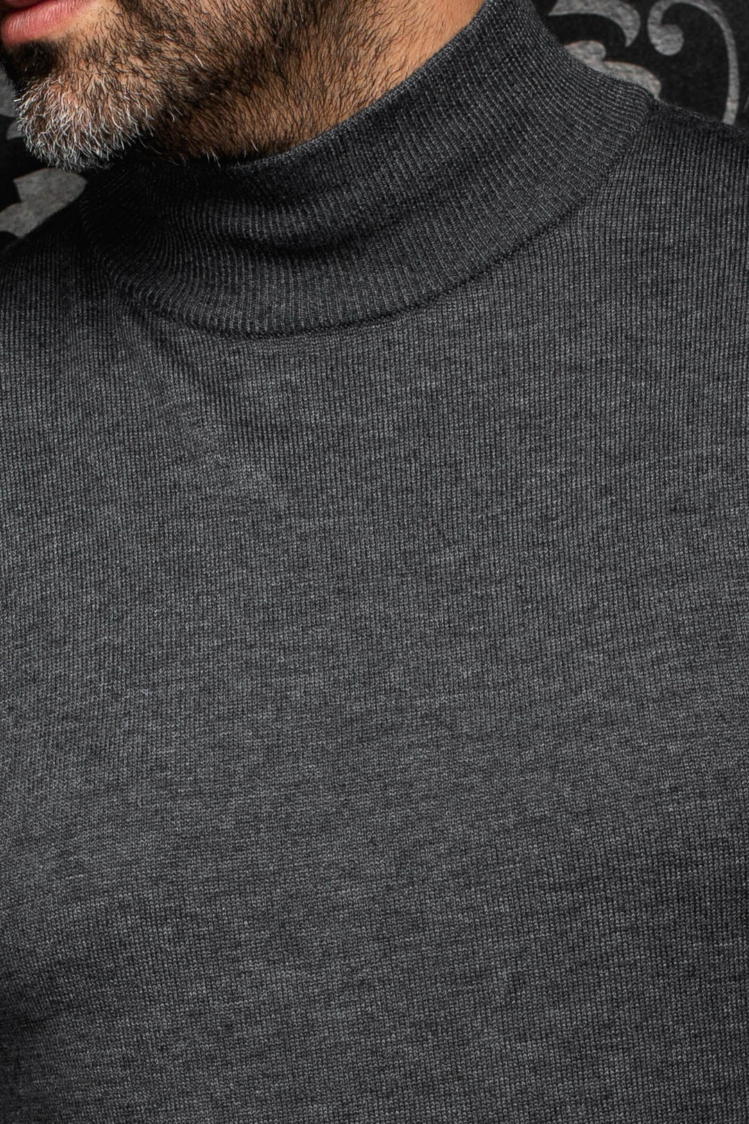 Gros plan d’un chandail en laine mérinos en maille gris charbon avec texture fine et col roulé côtelé pour homme par Au Noir