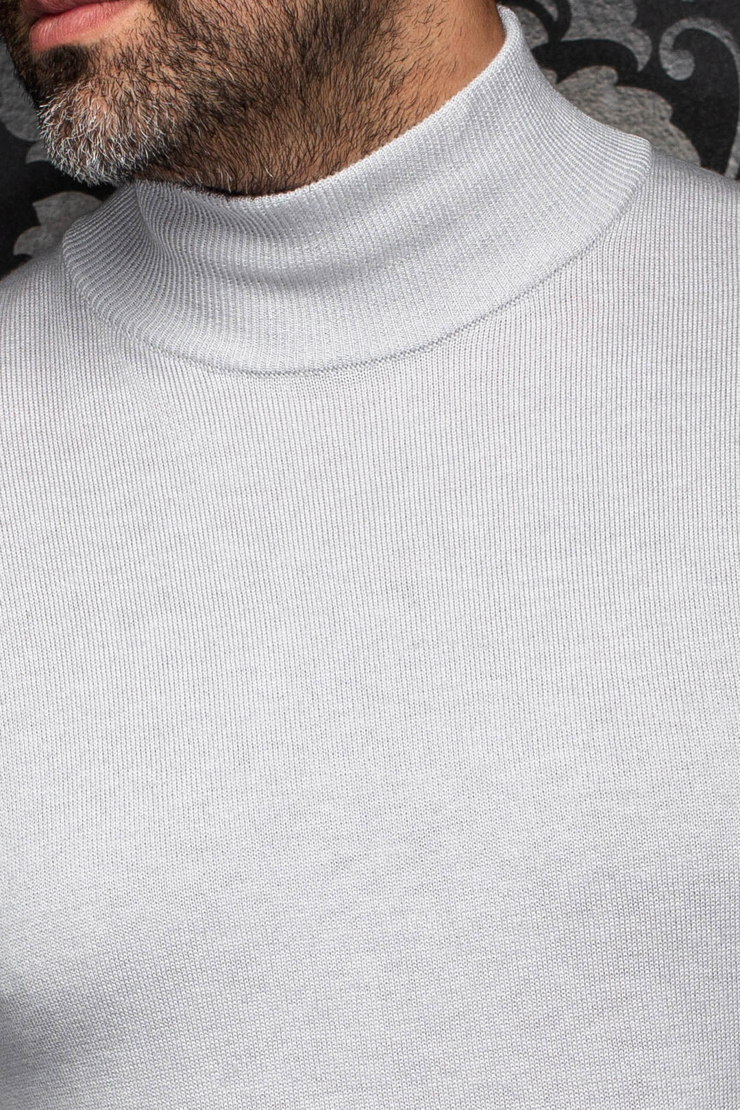 Gros plan d’un col roulé en chandail en laine mérinos gris pâle avec texture côtelée visible pour homme par Au Noir