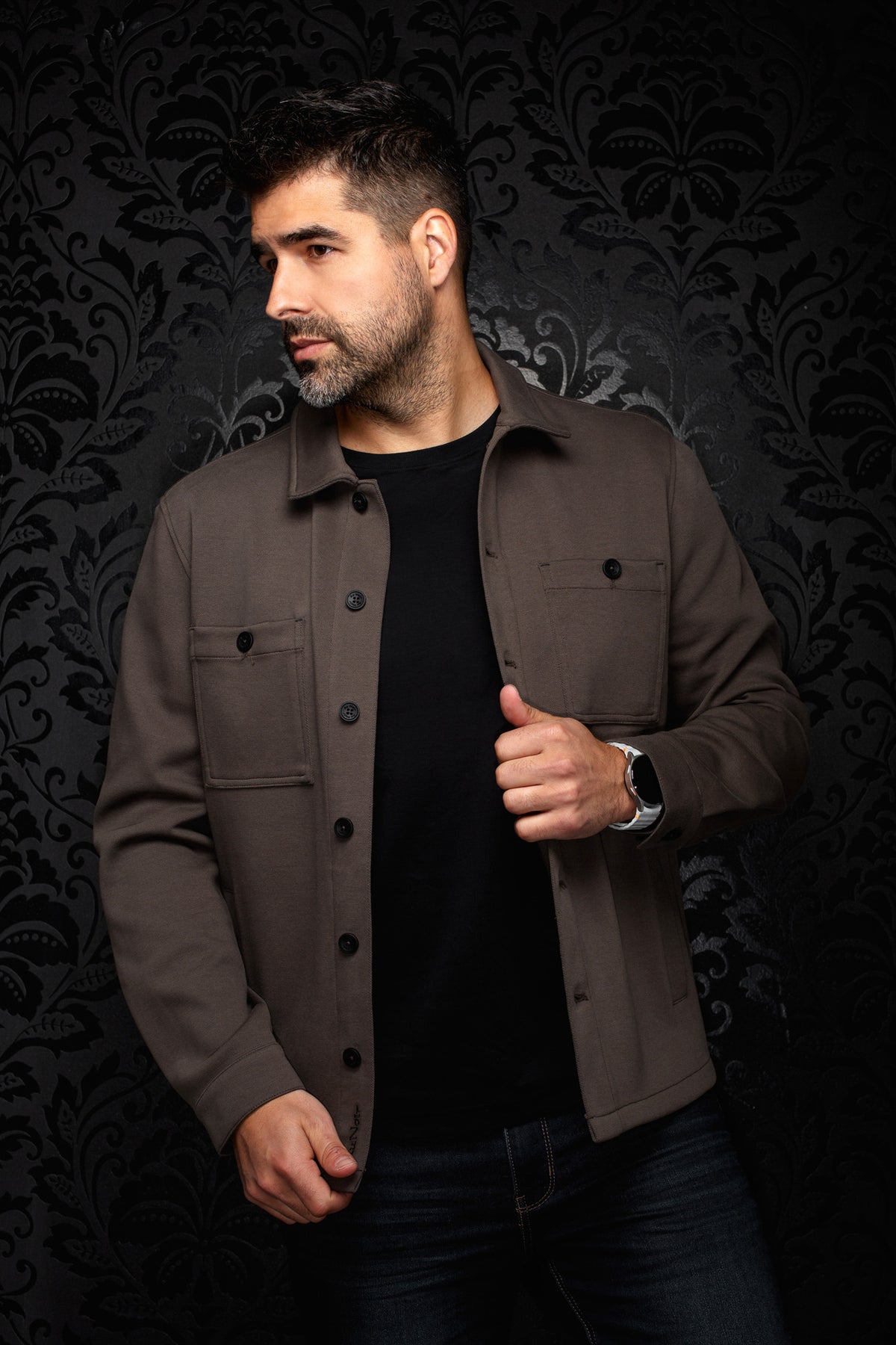 Surchemise brune boutonnée avec poches poitrine et boutons noirs pour homme par Au Noir, vue en angle