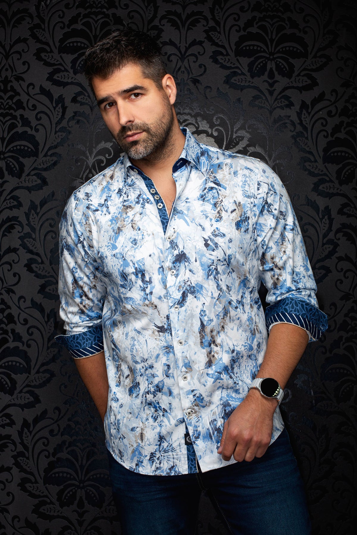 Chemise blanche et bleue à fleurs, poignets contrastés marine pour homme par Au Noir, vue de face sur mannequin