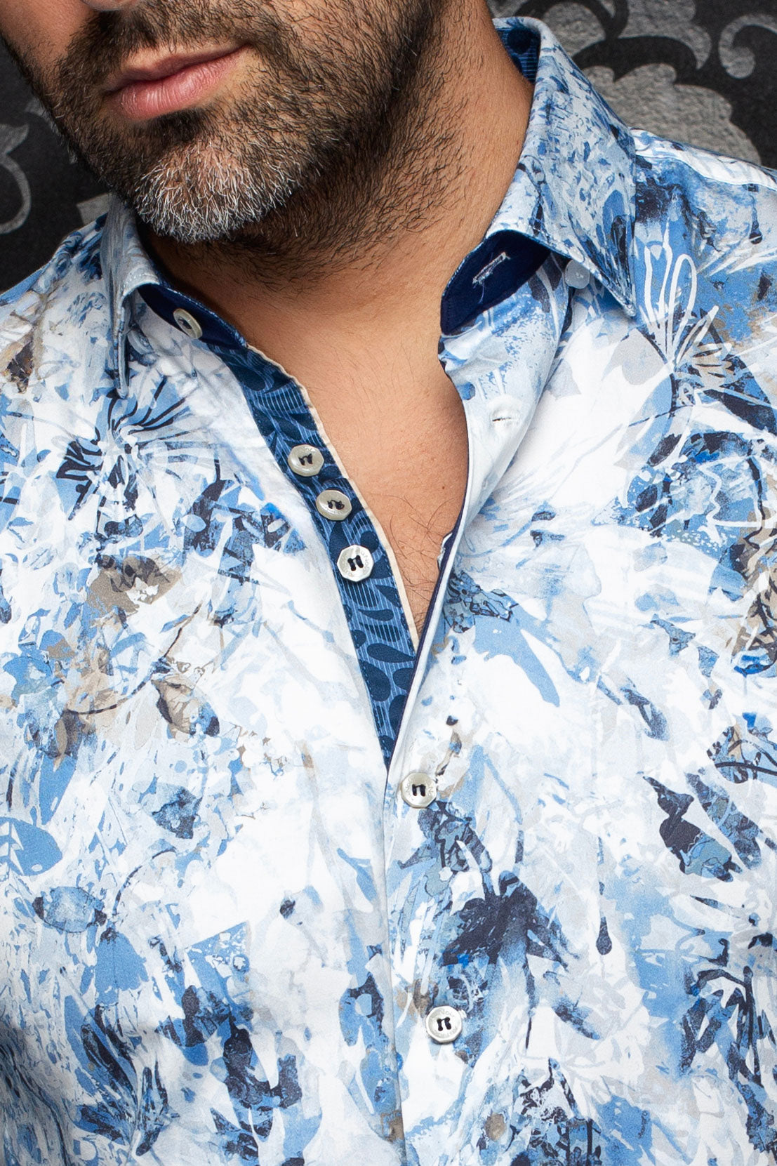 Col d’une chemise boutonnée blanche et bleue à fleurs, patte marine et boutons pour homme par Au Noir, en gros plan