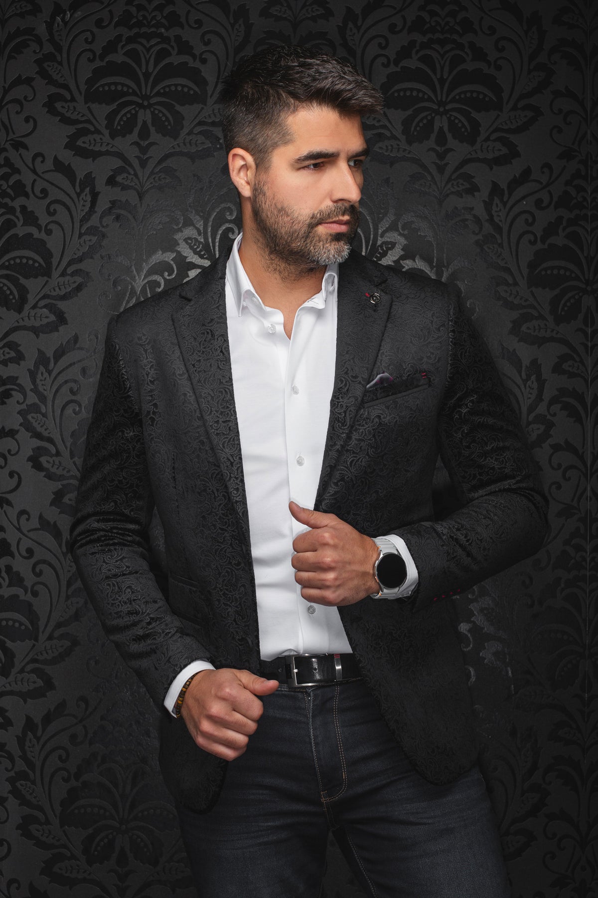 Veston noir en jacquard cachemire sur modèle, vue avant avec poches passepoilées et revers crantés pour homme par Au Noir