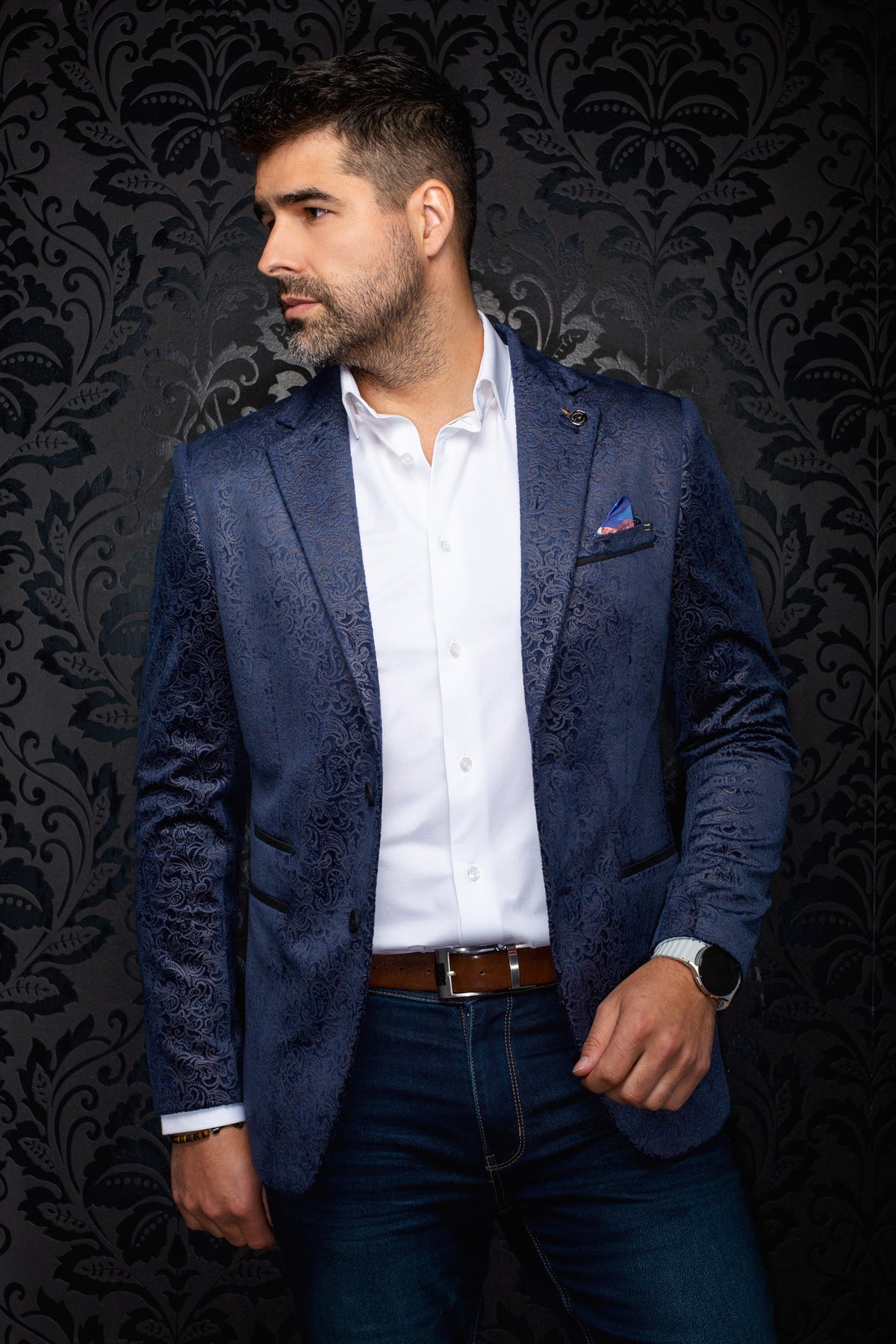 Veston bleu marine paisley avec revers crantés, poches et ourlet droit pour homme par Au Noir, vue de face équilibrée
