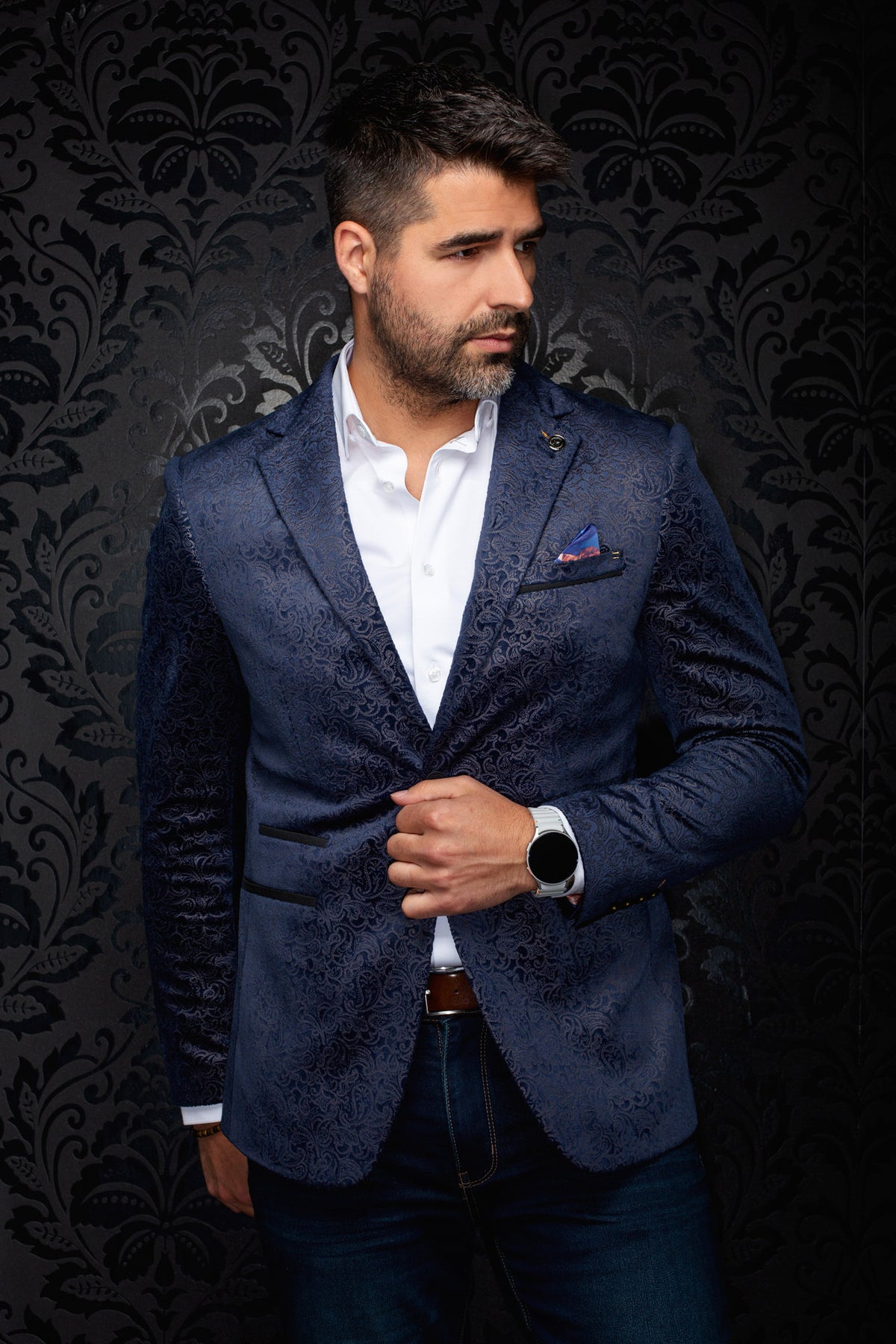 Vue de face du veston bleu marine paisley avec passepoils noirs, poche poitrine et revers crantés pour homme par Au Noir