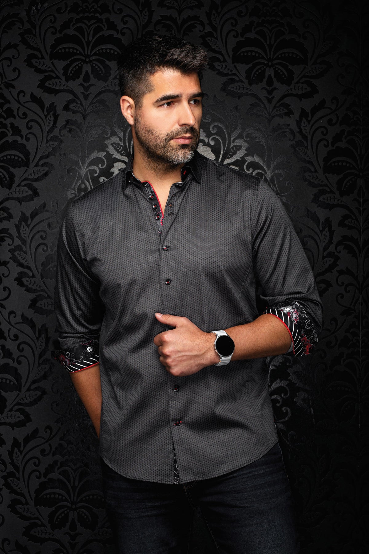 Chemise boutonnée gris foncé à motif, avec garniture rouge et poignets contrastants pour homme par Au Noir, vue de face