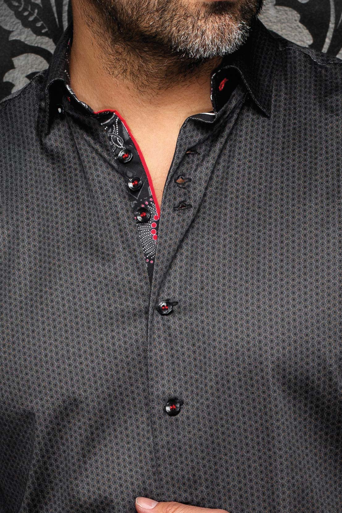 Gros plan d’une chemise boutonnée gris foncé à motif, avec passepoil rouge et patte contrastante pour homme par Au Noir