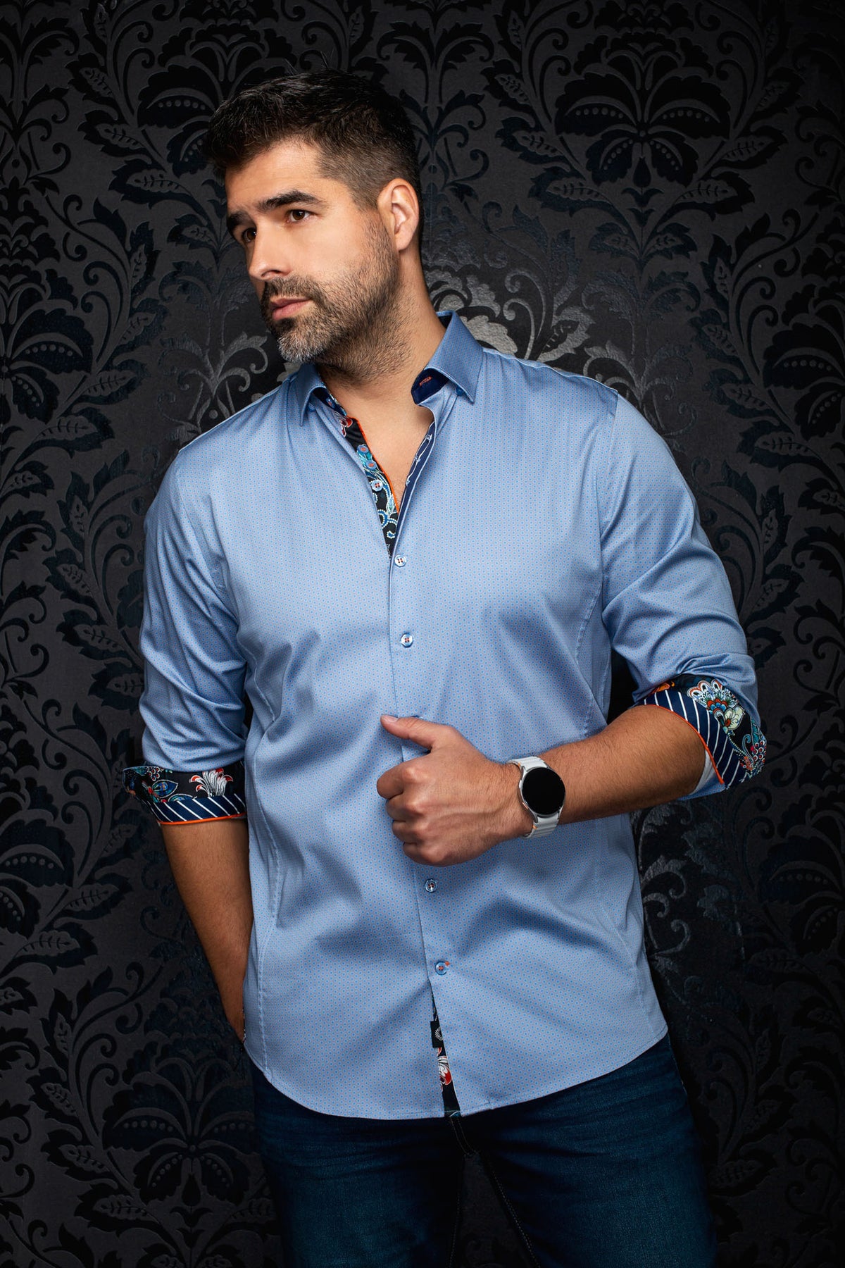 Chemise bleue pâle à micro motif géométrique, vue de face avec revers contrastants pour homme par Au Noir