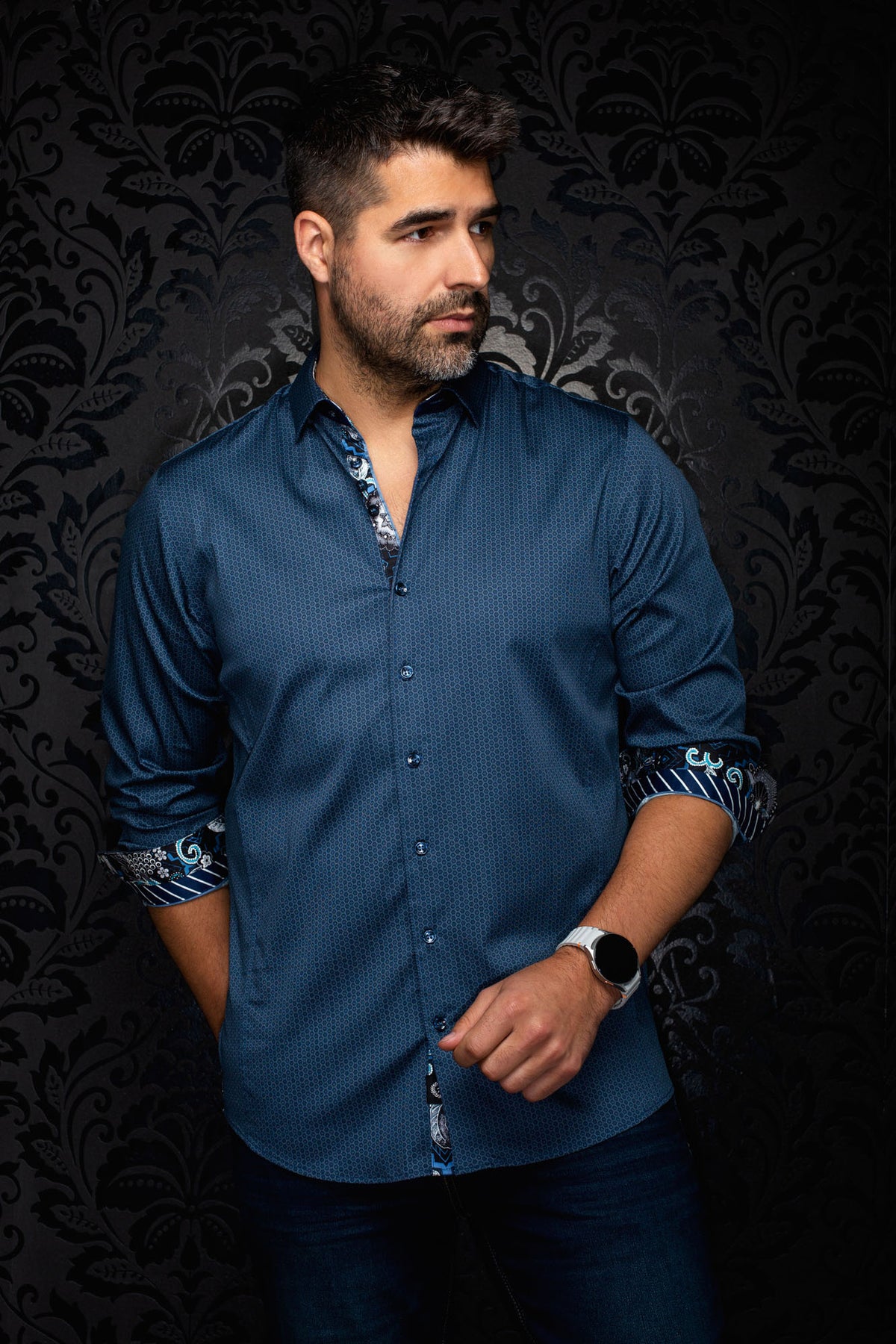 Chemise bleu marine à micro-motif, manches roulées et poignets imprimés pour homme par Au Noir, vue de face