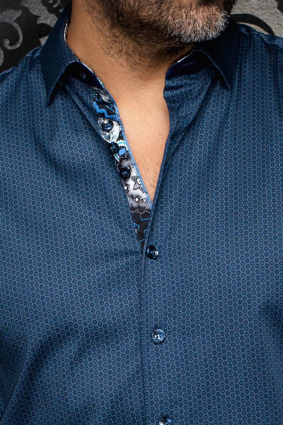 Chemise bleu marine à micro-motif, col ouvert et patte imprimée contrastante pour homme par Au Noir, en gros plan