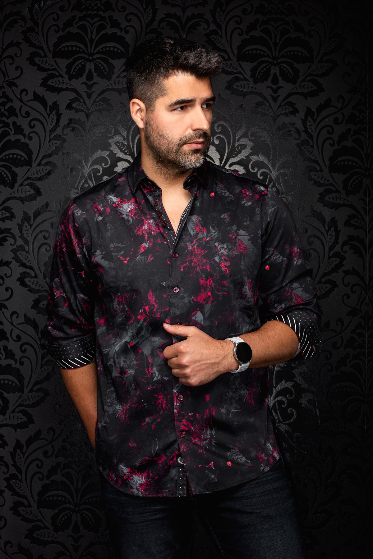 Chemise noire à fleurs rouges et grises avec poignets contrastants roulés pour homme par Au Noir, vue de face