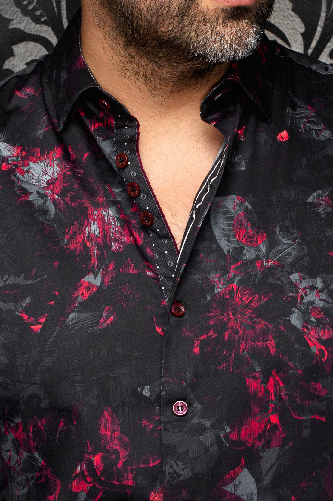 Col de chemise noire fleurie avec boutons rouges et patte intérieure à motif pour homme par Au Noir, en gros plan