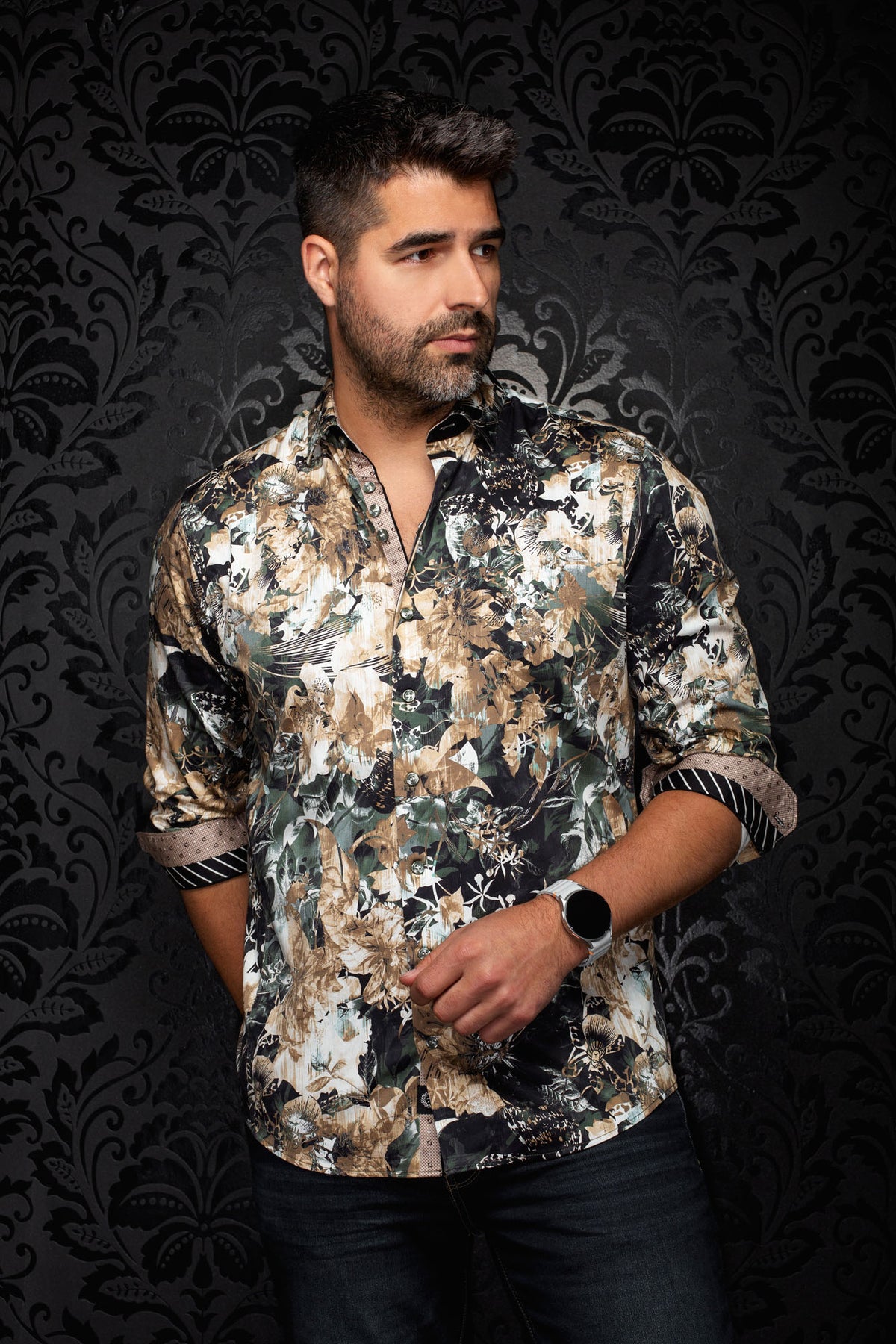 Sur mannequin de face, la chemise beige fleurie, imprimé noir, vert et blanc, poignets roulés pour homme par Au Noir