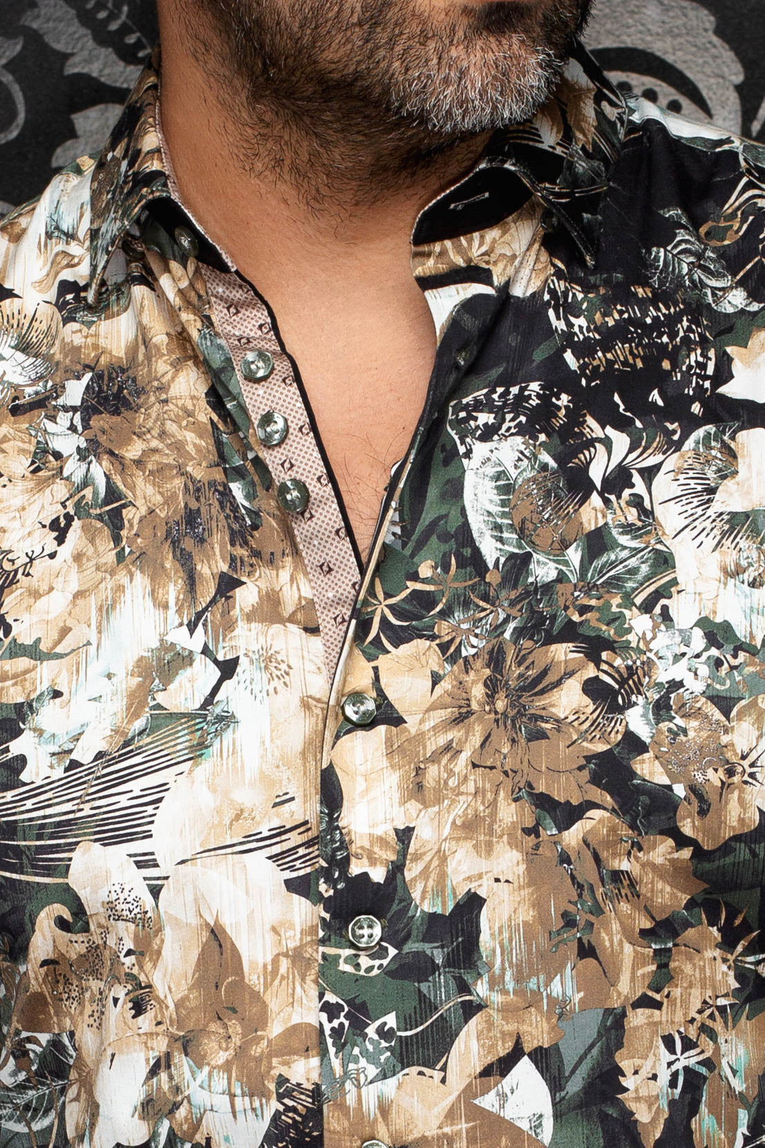Gros plan du col de chemise beige fleurie, boutons ronds, patte contrastante et passepoil foncé pour homme par Au Noir