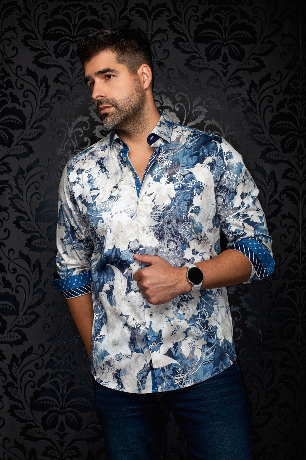 Vue de face d’une chemise boutonnée blanche et bleue à fleurs avec poignets contrastants roulés pour homme par Au Noir