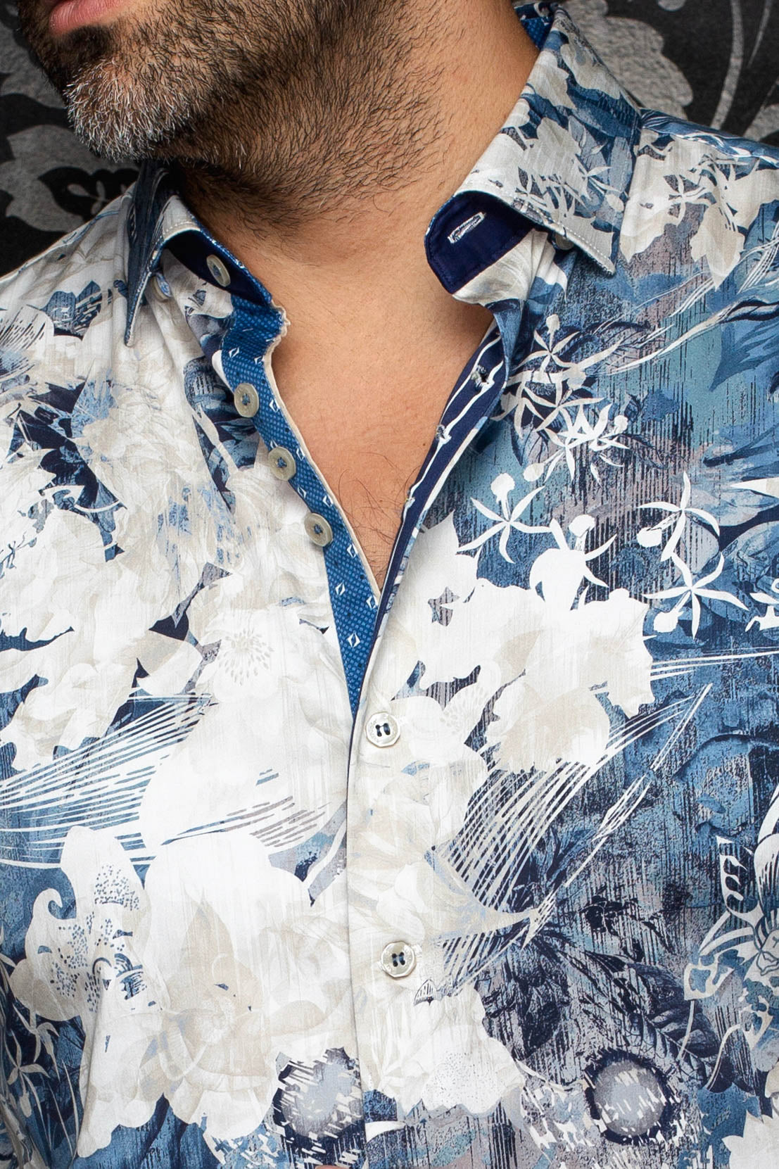 Col, de la patte, des boutons blancs et garnitures contrastantes de la chemise pour homme par Au Noir, en gros plan