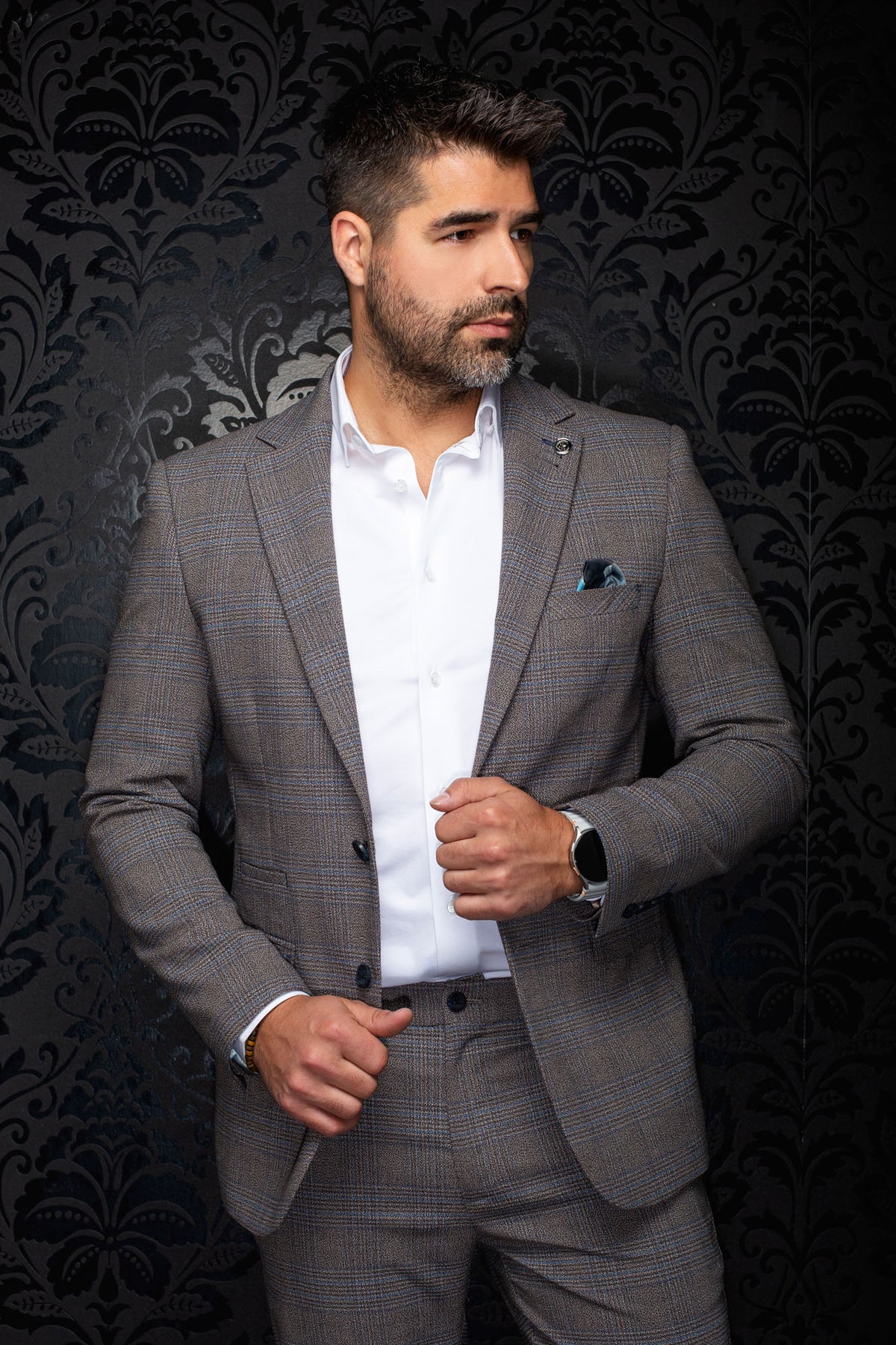 Veston à carreaux gris-brun de face avec poche poitrine, lignes bleues et revers crantés pour homme par Au Noir