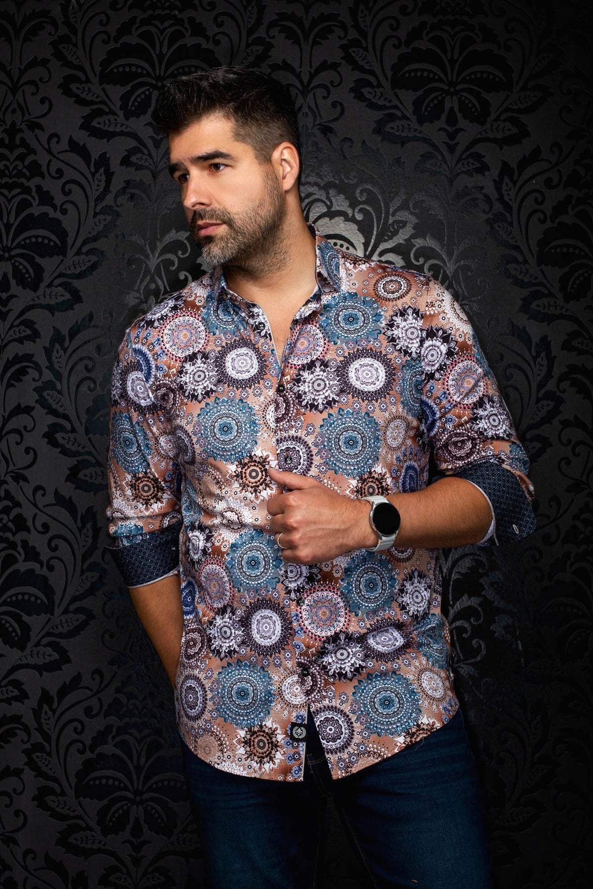 Sur mannequin de face, la chemise beige imprimée avec médaillons sarcelle et poignets contrastés pour homme par Au Noir
