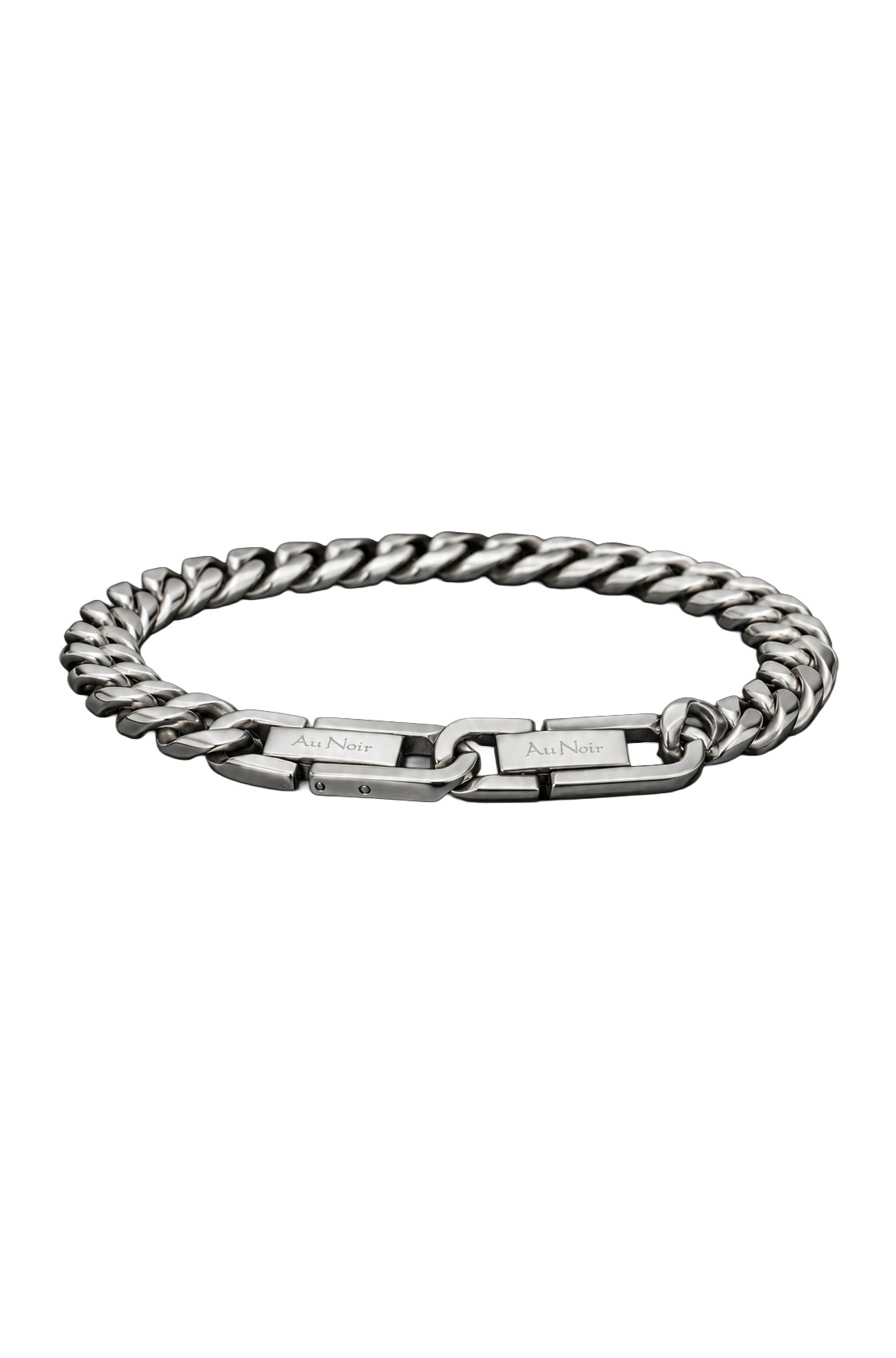 Bracelet gourmette argenté avec maillons polis, fermoir avant et plaques Au Noir gravées pour homme, isolé