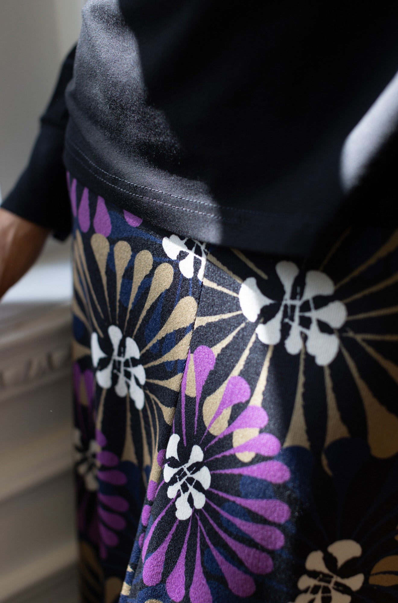 Rien ne se perd, tout se crée women's black long-sleeve T-Shirt, detail view