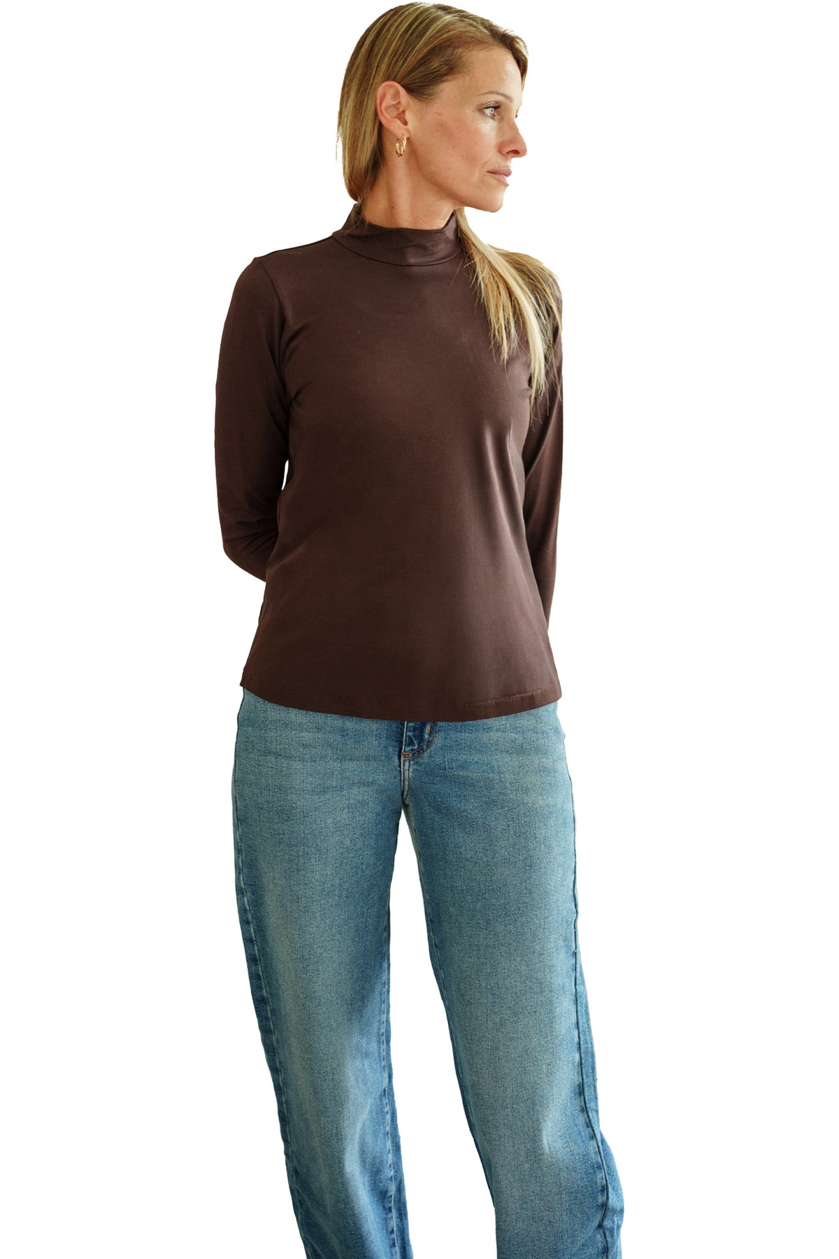 T-Shirt manches longues brun foncé, vue de face sur mannequin pour femme par Rien ne se perd, tout se crée