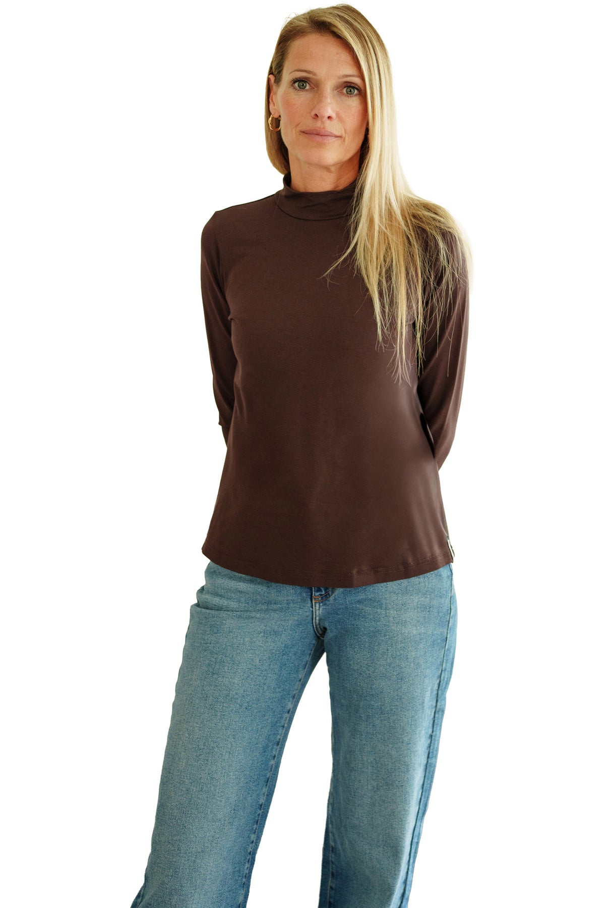 T-Shirt manches longues brun foncé, vue de face sur mannequin pour femme par Rien ne se perd, tout se crée